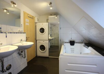 FeWo Stufenblick Badezimmer mit Waschmaschine & Trockner